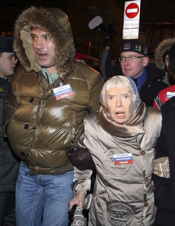 В Москве задержаны участники акции в защиту 31-й статьи Конституции РФ. Людмила Алексеева. Фото:  Alexey SAZONOV/AFP/Getty Images