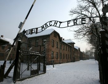 Более 4 миллионов человек было уничтожено нацистами в крематориях и на кострах лагеря Освенцим. Фото:  JACEK BEDNARCZYK/AFP/Getty Images