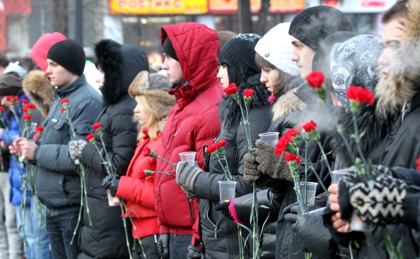 День траура -  26 января Россия скорбит по погибшим в аэропорту Домодедово. Фото: ALEXEY SAZONOV/OXANA ONIPKO/ALEXANDER NEMENOV/AFP/Getty Images