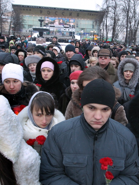 День траура -  26 января Россия скорбит по погибшим в аэропорту Домодедово. Фото: ALEXEY SAZONOV/OXANA ONIPKO/ALEXANDER NEMENOV/AFP/Getty Images