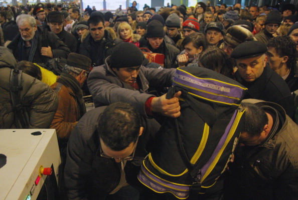 Теракт в Домодедово. Семьям погибших выплатят по 2 миллиона рублей. МЧС опубликовало список. Фото: Epsilon/Getty Images