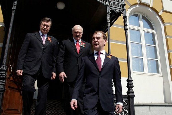 На открытии памятного знака города воинской славы присутствовали Президент России Дмитрий Медведев, Президент Республики Беларусь Александр Лукашенко и Президент Украины Виктор Янукович. Фото с сайта Фото с сайта kremlin.ru