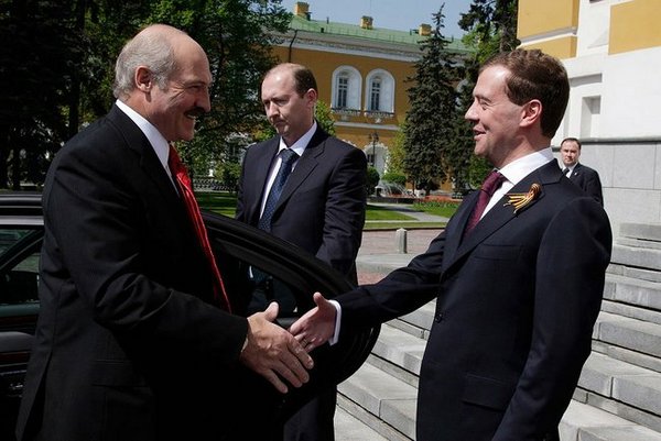 На открытии памятного знака города воинской славы присутствовали Президент России Дмитрий Медведев, Президент Республики Беларусь Александр Лукашенко и Президент Украины Виктор Янукович. Фото с сайта Фото с сайта kremlin.ru