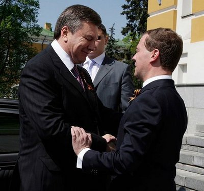 На открытии памятного знака города воинской славы присутствовали Президент России Дмитрий Медведев, Президент Республики Беларусь Александр Лукашенко и Президент Украины Виктор Янукович. Фото с сайта Фото с сайта kremlin.ru