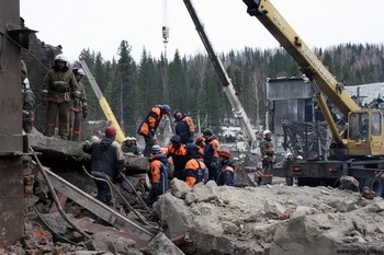 В Междуреченске на шахте «Распадская» продолжаются пожары. Принято решение начать затопление шахт. Фото с сайта mchs.gov.ru 