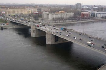 Сухогруз «Глория» столкнулся с опорой Володарского моста. Движение по Володарскому мосту восстановлено. Фото с сайта b-port.com