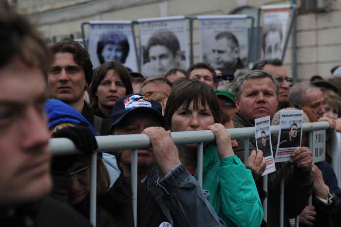 Митинг на Болотной площади, запланированный на 6 мая в честь годовщины «Марша миллионов», состоялся, несмотря на трагический случай, происшедший при монтаже акустической аппаратуры на сцене. Фото: Johannes Simon/Getty Images