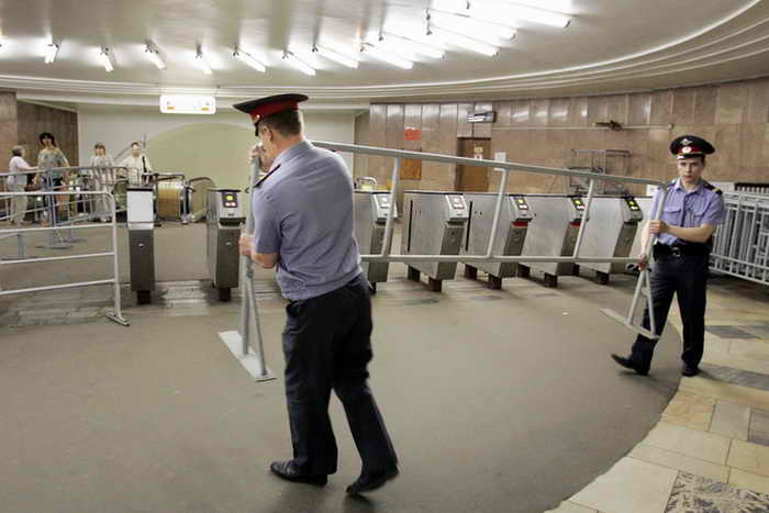 Сегодня. 5 мая, в московском метрополитене на участке Таганско-Краснопресненской линии, на перегоне между станциями «Выхино» и «Рязанский проспект», произошло небольшое возгорание. Около 300 человек эвакуированы из-за задымления. Фото: YURI KADOBNOV/AFP/Getty Images