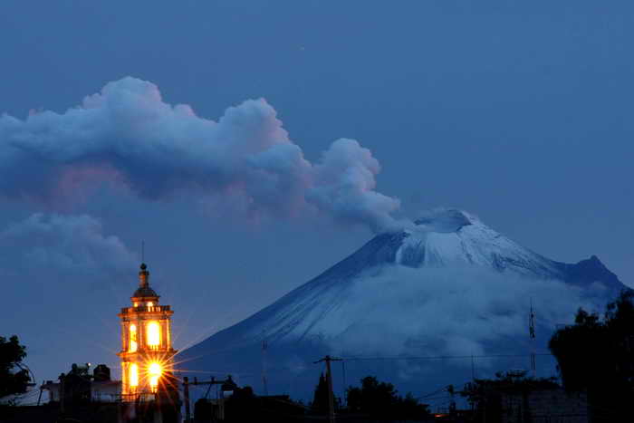 В Мексике готовятся к извержению вулкана Попокатепетль. Фото: GUADALUPE PEREZ/AFP/GettyImages
