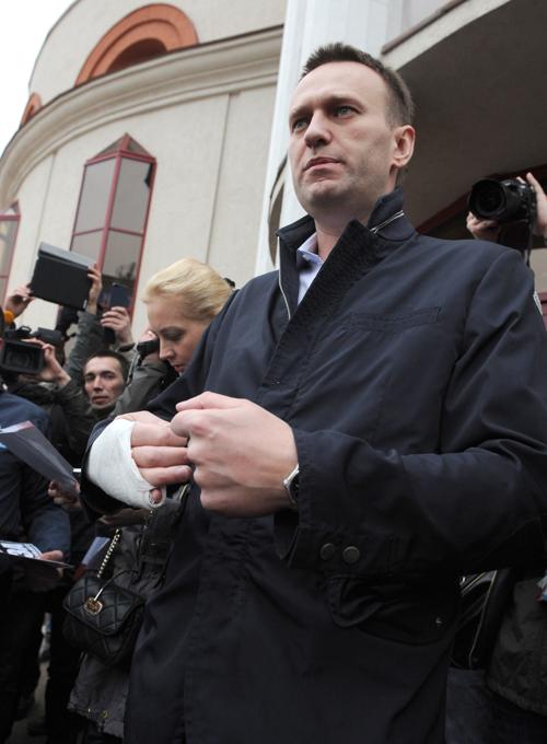 Алексей Навальный явился в суд в родном городе Кирове 17 апреля 2013 года. Фото: ANDREY SMIRNOV/AFP/Getty Images