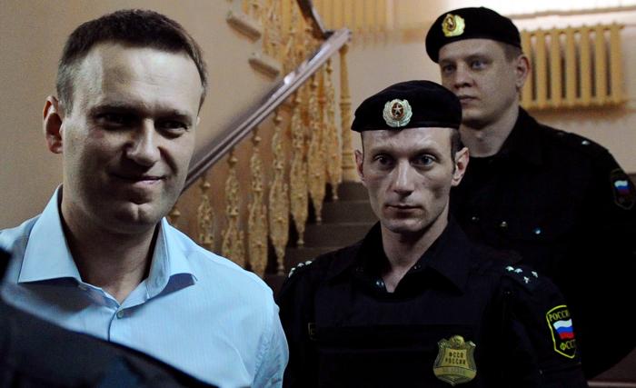 Алексей Навальный явился в суд в родном городе Кирове 17 апреля 2013 года. Фото: ANDREY SMIRNOV/AFP/Getty Images