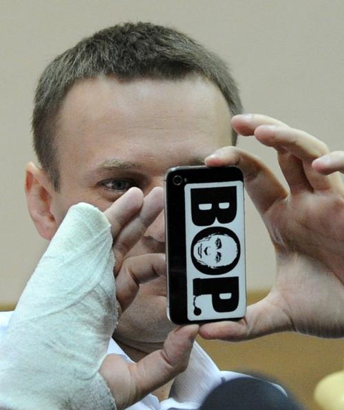 Алексей Навальный явился в суд в родном городе Кирове 17 апреля 2013 года. Фото: ANDREY SMIRNOV/AFP/Getty Images