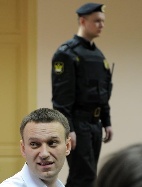 Алексей Навальный явился в суд в родном городе Кирове 17 апреля 2013 года. Фото: ANDREY SMIRNOV/AFP/Getty Images