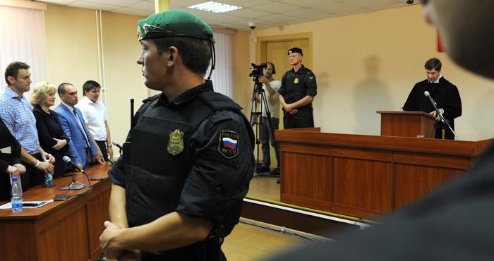 Алексей Навальный получил 5 лет колонии общего режима по делу «Кировлеса» 18 июля 2013 года по решению суда в городе Киров. Фото: VASILY MAXIMOV/AFP/Getty Images