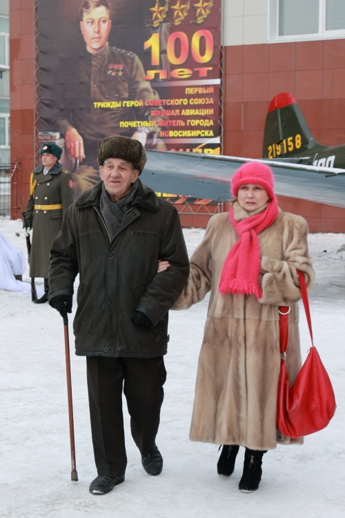 Открытие бюста маршала Покрышкина в Новосибирске. Ветеран-преподаватель Западно-сибирского техникума металлургии и машиностроения им. А.И. Покрышкина Павел Егорьевич Карнишов. Фото: Сергей Кузьмин/Великая Эпоха (The Epoch Times)
