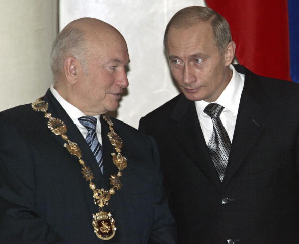 17 декабря 2003 год. Юрий Лужков: биография в фотографиях. Фото: YURI KOCHETKOV/AFP/Getty Images