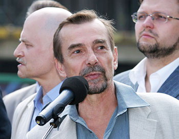 Правозащитник Лев Пономарев арестован судом на трое суток
