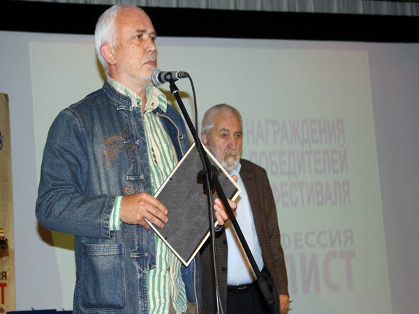 Александр Политковский на вручении наград конкурсантам фестиваля. Фото: Ульяна Ким/Великая Эпоха (The Epoch Times)