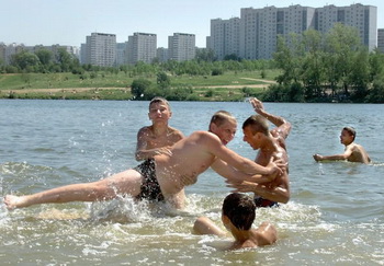 Два озера в Башкирии признаны непригодными для купания. Фото: ALEXANDER NEMENOV/AFP/Getty Images