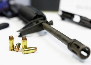 Жители Челябинской области  добровольно сдают оружие государству. Фото: T.J. Kirkpatrick/Getty Images
