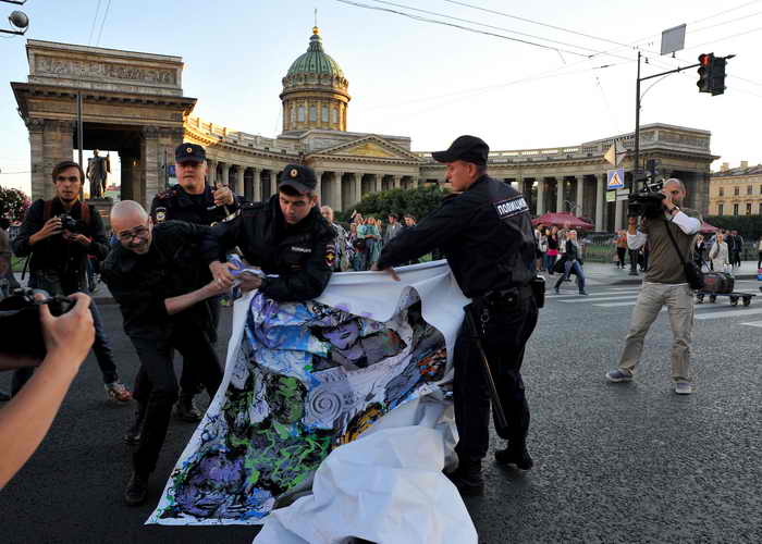 Коалиция «Демократический Петербург» провела одиночные пикеты. Фото: OLGA MALTSEVA/AFP/Getty Images