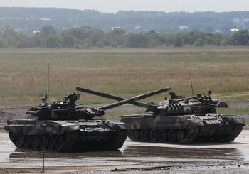 Начались соревнования «Танковый биатлон». Фото: Alexey SAZONOV/AFP/Getty Images