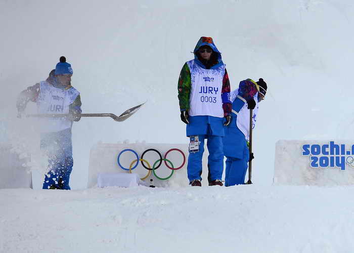 Люди теряют вес в ходе выполнения работы. Фото: JAVIER SORIANO/AFP/Getty Images