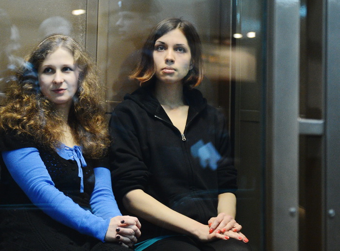 Мария Алёхина (слева) и Надежда Толоконникова, 10 декабря 2012 года. Фото: NATALIA KOLESNIKOVA/AFP/Getty Images