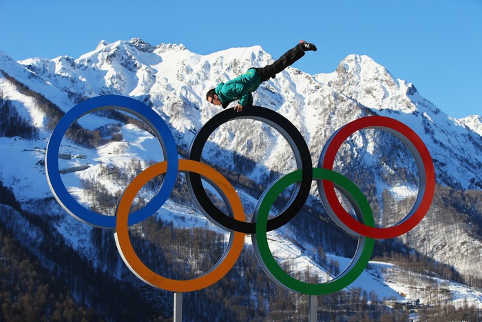 Олимпийские кольца в деревне спортсменов в Сочи. Фото: Al Bello/Getty Images