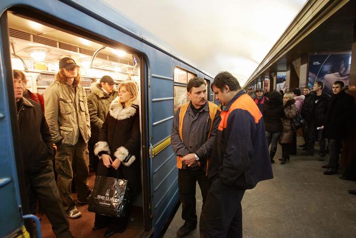 Растёт число украинцев, покидающих страну. Фото: SERGEI SUPINSKY/AFP/Getty Images