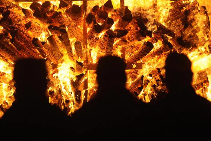 Из-за горящих цистерн 400 человек были эвакуированы. Фото: SEBASTIEN BOZON/AFP/Getty Images