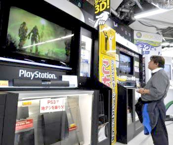 Клиент наблюдает за монитором игровой видеосистемы Sony PlayStation 3 в магазине Tokyo Electric 27 апреля. После того, как хакеры украли пароли и всю личную информацию пользователей, Sony «выдернула вилку» из Playstation Network. (Yoshikazu Tsuno/Getty Images)