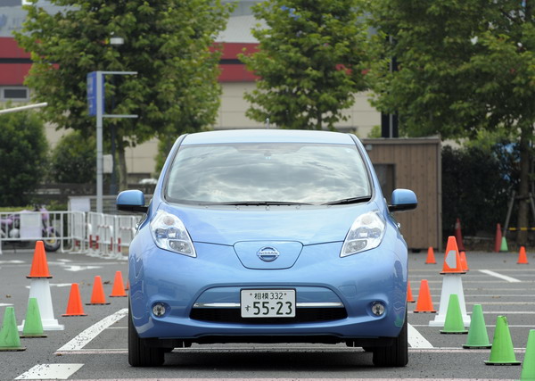 Компания Nissan начала выпуск электромобиля. Фото: TOSHIFUMI KITAMURA/AFP/Getty Images