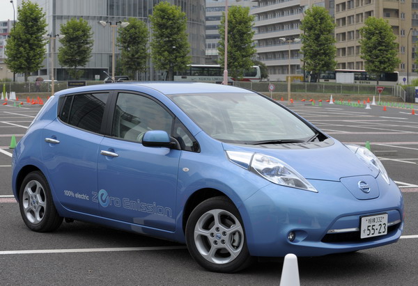 Компания Nissan начала выпуск электромобиля. Фото: TOSHIFUMI KITAMURA/AFP/Getty Images
