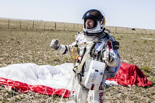 Фоторепортаж о прыжке Феликса Баумгартнера с высоты 38600 метров. Фото: Jay Nemeth/Red Bull Stratos via Getty Images