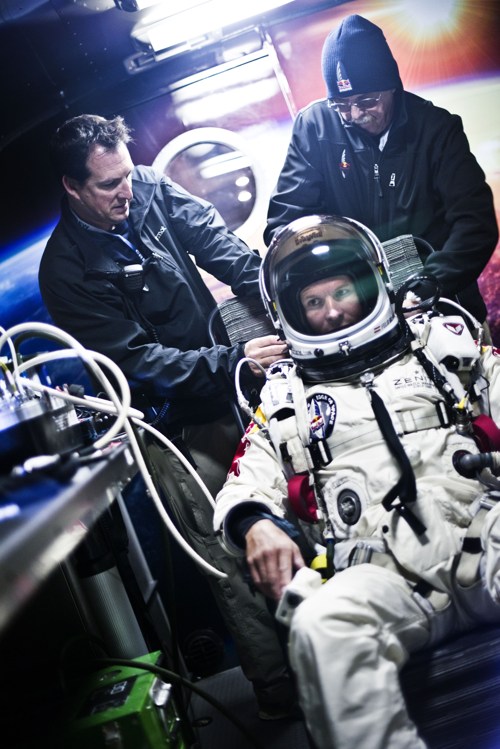 Фоторепортаж о прыжке Феликса Баумгартнера с высоты 38600 метров. Фото: Jay Nemeth/Red Bull Stratos via Getty Images