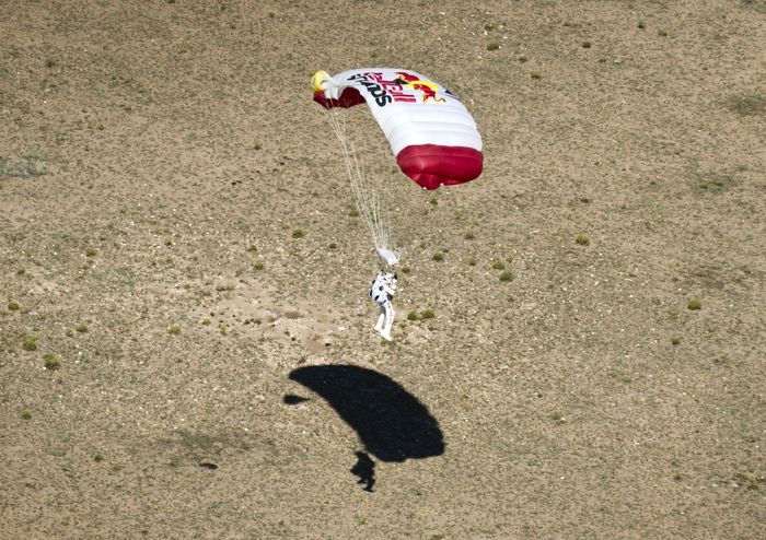 Фоторепортаж о прыжке Феликса Баумгартнера с высоты 38600 метров. Фото: Jay Nemeth/Red Bull Stratos via Getty Images