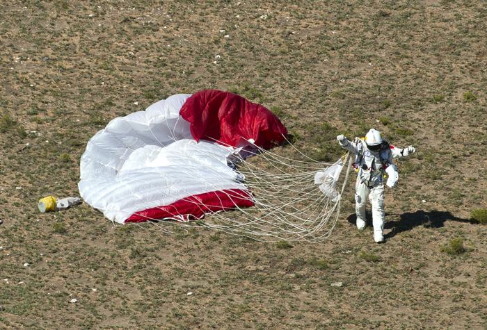 Фоторепортаж о прыжке Феликса Баумгартнера с высоты 38600 метров. Фото: Jay Nemeth/Red Bull Stratos via Getty Images
