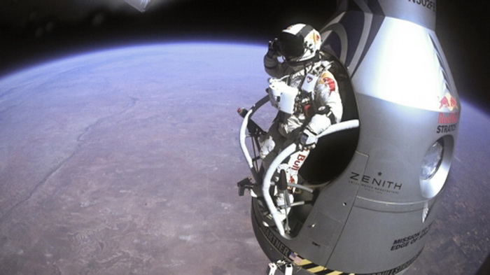 Фоторепортаж о прыжке Феликса Баумгартнера с высоты 38600 метров. Фото: Jay Nemeth/Red Bull Stratos via Getty Images