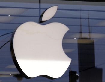 Сейчас на мировом рынке мобильных телефонов Apple находится на 4-м месте по их производству. На окнах небоскреба Уиллис Тауэр (Willis Tower) висит бренд корпорации Apple, где находится новый магазин знаменитого производителя. 21 октябрь 2010 Чикаго, Иллинойс. Фото: BRIAN Kersey/Getty Images