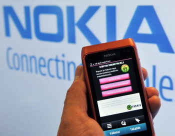 N8 - новый смартфон от Nokia, посредством которого компания ведёт борьбу за долю рынка с Apple Inc и Research In Motion (RIM) Ltd. 21 октября, Хельсинки, Финляндия. Фото: Markku ULANDAER/AFP/Getty Images