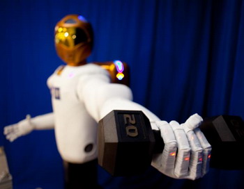 Robonaut2 превосходит предыдущие поколения роботов-гуманоидов в силе и достаточно безопасен для работы бок о бок с людьми. Он способен не только поднимать, но и удерживать вес в 20-фунтов (что примерно в четыре раза тяжелее, чем вес, который могут удержать своими руками другие роботы.) как вблизи, так и на расстоянии от тела.  Фото с сайта theepochtimes.com