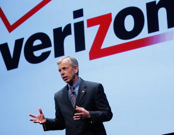 После долгих ожиданий, Verizon и Apple объявили, что популярный мобильный телефон iPhone теперь будет предлагаться в телефонной сети Verizon. На снимке президент и исполнительный директор Verizon Лоуэлл МакАдам выступает во время анонса события 11 января в Нью-Йорке. Фото: Chris Hondros/Getty Images