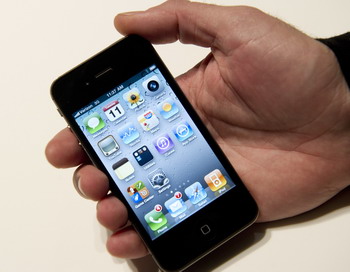 В Гонконге выпустили суперподделку iPhone. Фото: DON EMMERT/AFP/Getty Images