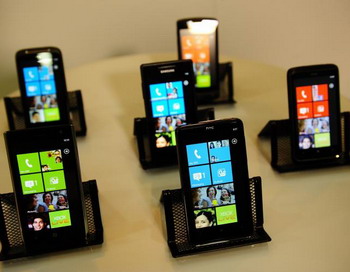 Смартфоны с Windows 7 прокладывают свою дорогу, но будут ли они иметь успех? Фото: EMMANUEL DUNAND/AFP/Getty Images