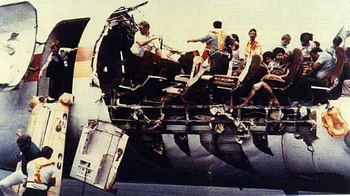  Рейс 243 авиалинии Алоха, в Аэропорту Кахулуй, 28 апреля 1988, после того, как его фюзеляж был разорван во время полета. Фото с сайта theepochtimes.com 