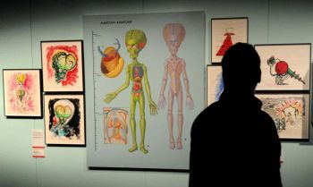 Посетитель  смотрит на анатомию марсианина  на выставке «Мельбурнские зимние шедевры 2010», где представлена карьера Тима Бертона, как директора, концепт - художника, иллюстратора и фотографа. Фото: WILLIAM WEST/AFP/Getty Images