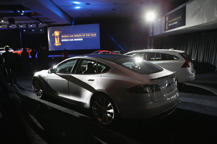 Электромобиль Tesla Model S занял первое место в номинации «Зелёный автомобиль года 2013» на Нью-йоркском автосалоне, состоявшемся 28 марта 2013 года. Его признали лучшим из 21 автомобиля подобного класса, представленного на выставке. Фото: John Moore/Getty Images