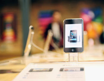 Apple iPhone, демонстрирующийся в новом Apple Store в Ковент Гарден. 5 августа 2010, Лондон,   Великобритания. Фото: Ian Gavan/Getty Images 