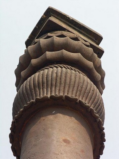 Верхушка Железной колонны в Дели, район Мехраули, Индия. Фото: Wikimedia Commons 